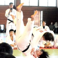児童らに技の見本を披露する三井住友海上女子柔道部の選手ら