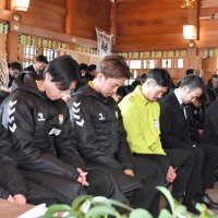 Ｊ１復帰へ必勝祈願をするジェフ千葉の選手たち
