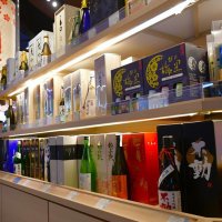 成田空港第２ターミナルの免税店で多くの日本酒が並ぶ陳列ブース＝成田市
