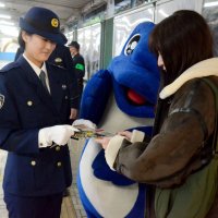 大学受験シーズン、増える痴漢に注意を　ＪＲ大網駅で啓発活動　東金署と千葉県警察学校