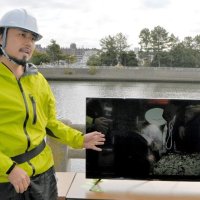 ドローンが撮影した映像について説明する担当者