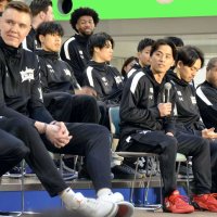 記者会見に臨む千葉Ｊの富樫勇樹（右端から３人目）＝１７日、船橋市
