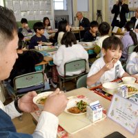 しづっこへ地元食材給食　佐倉　みそ、野菜ふんだんに