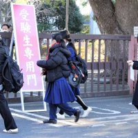 大学入学共通テストの会場に入る受験生ら＝１８日午前、千葉市稲毛区の千葉大学西千葉キャンパス