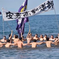 １６２人真冬の海へ　館山湾で寒中水泳大会