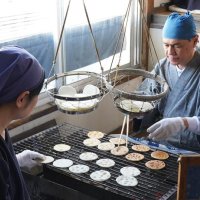 「おまけ」発展地元名物に　商品化６０年超店ごとに個性　ぬれ煎餅（銚子）　【昭和１００年　時超え令和へ　千葉の物語】（１０）