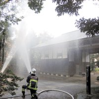 防火訓練長屋門に放水　柏の国文化財　染谷家住宅