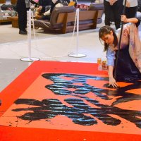 勢いある一字で魅了　外国人らへ書道披露　書道家の桜風さん　成田空港
