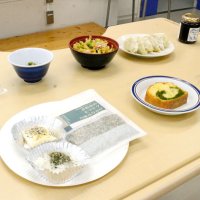 学生が小松菜や枝豆を使って作ったふりかけやようかん、ギョーザなど