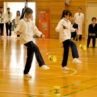 栄中学校でジャグリングを披露する台湾の生徒