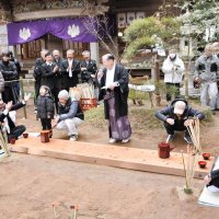 ひげをなでて、酒を勧める氏子たち。周囲の見物客からは「おかわり」などとかけ声が上がった＝１２日、香取市の側高神社
