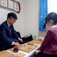 大棋士指導　成長の糧に　市原　小学生ら１２人と対局　将棋の佐藤康光九段