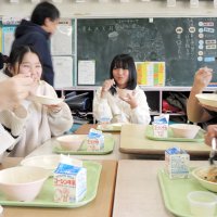 矢切ネギ給食おいしい！　松戸　２０キロ分豚丼、スープに変身