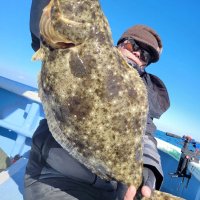 鹿島沖で釣り上げたヒラメ（写真は「幸栄丸」提供）