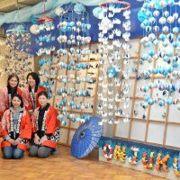 青色鮮やか「つるし雛」　２２日開幕前にプレ開催　御宿・月の沙漠記念館