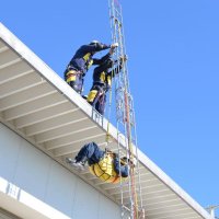 高所から被災者を救助する手順も確かめた
