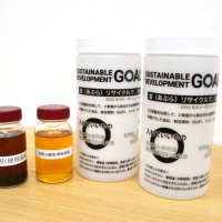 コンビニやスーパーなどで配布する回収ボトル（右）