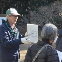 「坂田城跡」の無料見学会でガイドを務める西山さん
