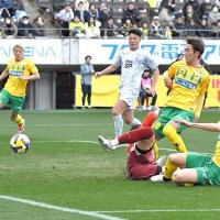 千葉－富山　前半３５分、先制ゴールを決める千葉の石川（右から２人目）＝フクアリ
