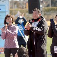 ハーフマラソンの部の終了後、ランナーらをねぎらう（左から）高橋さん、永田さん、土井さん
