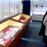 関の書簡などを紹介している企画展示