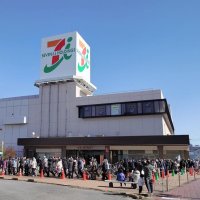 開店を前に店頭に行列ができたイトーヨーカドー姉崎店＝２４日午前、市原市姉崎