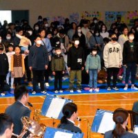 県警音楽隊の演奏で校歌を歌う児童ら＝１日、御宿町
