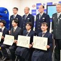 ポスター作成に協力した幕張総合高の生徒（前列）と作者の阿久井さんに感謝状が贈られた＝千葉県警本部