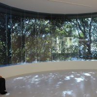 川村記念美、佐倉で最後の展示　作品配慮の空間味わう　「自分の発した内なる声を聴ける場」に　館内、庭園に１８０点　３月３１日まで