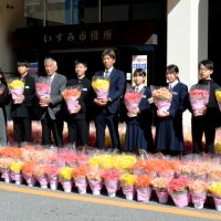 鉢花で門出祝って　いすみの建築業者ら、ベゴニア５００鉢寄贈