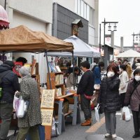 佐倉・新町通りに新たな息吹　シン・マチマーケット初開催　時代まつり後継、古本市登場