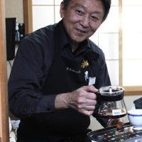 自身が選び抜いた自慢のコーヒーをつぐ北見さん
