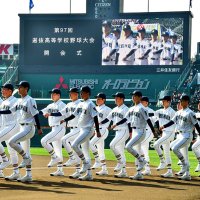 開会式で入場行進する千葉黎明ナイン＝甲子園