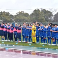 引き分けに終わり、集まったサポーターに感謝の気持ちを示すオルカ鴨川の選手たち＝１６日、鴨川市