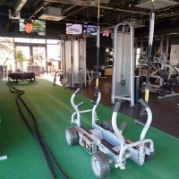 ファンクショナルトレーニング設備（手前）とトレーニングマシン
