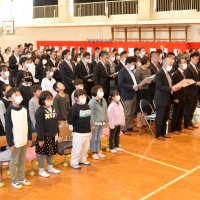 布施小最後の校歌を斉唱する閉校式の出席者ら