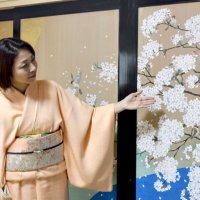 「桜花小禽図」の説明をする綿引さん＝船橋市宮本