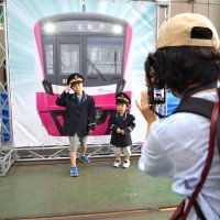 「新京成サンクスフェスタ」で新京成の制服を身にまとい写真撮影する子ども＝２０２３年１０月
