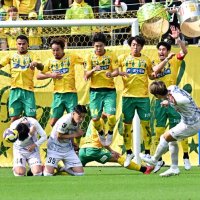 前半、守備をする千葉の選手たち
