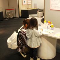 ペンの書き心地を体験する親子＝１１日、千葉市科学館
