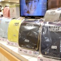 低反発スポンジを搭載し背負いやすさにこだわったイオンの「かるすぽエール」。カラーも多数そろえた