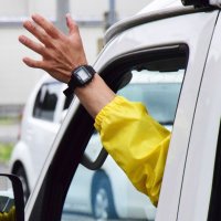 選挙カーから手を振る候補者＝２０日、茂原市