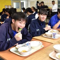 「津田仙」給食に舌鼓　西洋野菜の祖命日に合わせ提供　佐倉