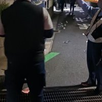 女性が倒れていた現場の路上付近を調べる捜査員＝１１日夜、千葉市若葉区