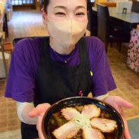 人気のアリランチャーシューを提供する古市あかねさん＝長柄町
