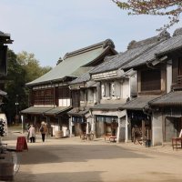緩やかな坂に沿って連なる商家
