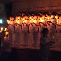 ナイチンゲール像の前でキャンドルに点灯し、壇上に整列する看護学生＝２日、木更津市
