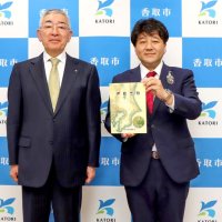 郷土の偉人忠敬学んで　顕彰会、市に資料本５５０冊　香取