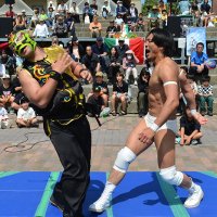 会場も大いに沸いたメキシコ流のプロレス＝５日、御宿町