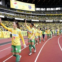 国立競技場で行われたＷＥリーグの試合で大宮と引き分け、サポーターの声援に応える千葉の選手たち＝６日（（ｃ）ＷＥ　ＬＥＡＧＵＥ）（共同）